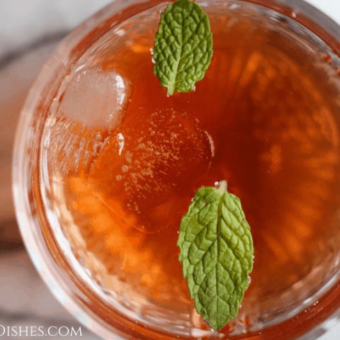 pomegranate green tea top view with mint leaves