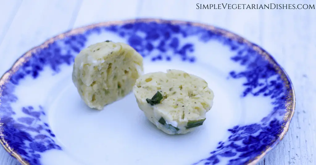 kartoffel klosse potato dumpling with cheese and onion served on blue china
