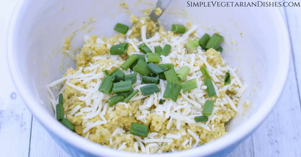 kartoffel klosse mixture with mozzarella cheese and green onions in mixing bowl